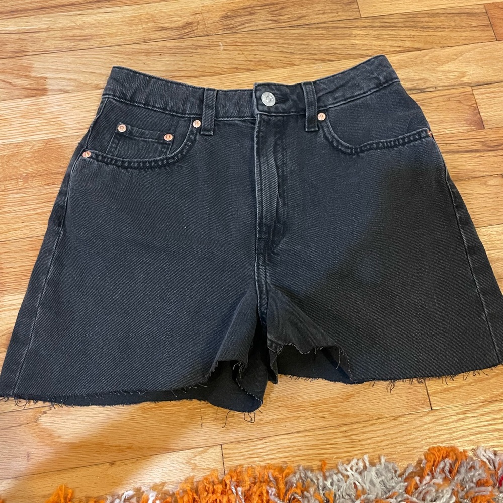 HM Black shorts